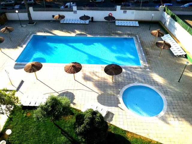 APARTAMENTO al lado de la playa con piscina