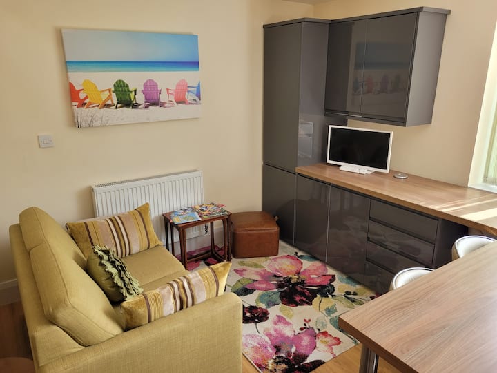 Dnevni boravak/prostor za sjedenje, s kaučem na razvlačenje i TV-om s ugrađenim DVD-om. Posteljina, posteljina i ručnici osigurani su za sofu. 