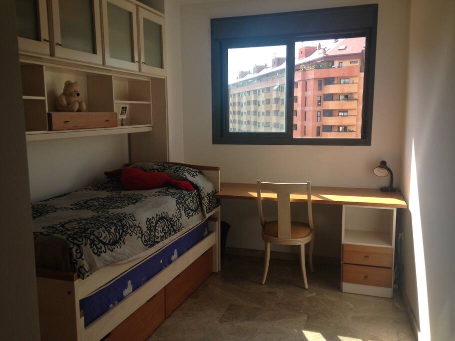 Habitacion con 2 camas, amplio escritorio y mucha luz