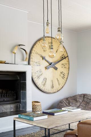 Stylish Hideaway with Great Privacy, Large Garden, and Pool gallery image 4