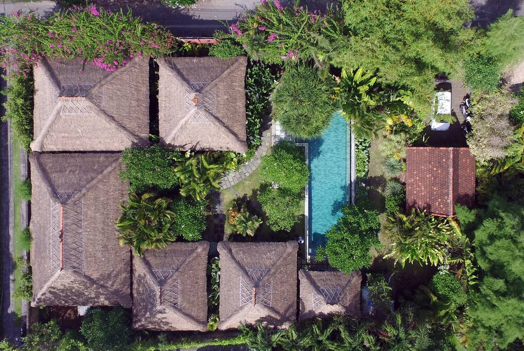 This spacious 1000 m2 villa highlights traditional Balinese architecture with all the modern comforts you expect.