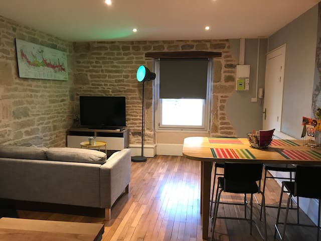 Comfortable apartment just steps from Wilson Square