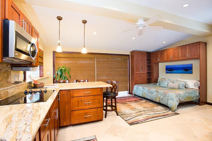 Spacious and recently renovated private studio in beautiful beachside community of Kailua!
