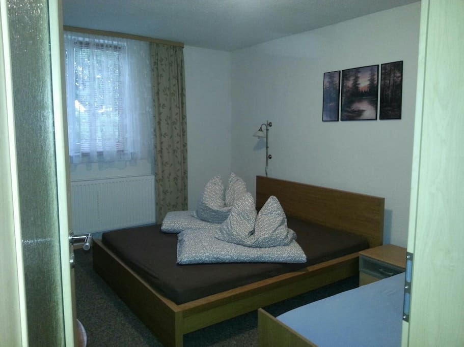 Schlafzimmer für 2 Personen mit einer Aufbettung