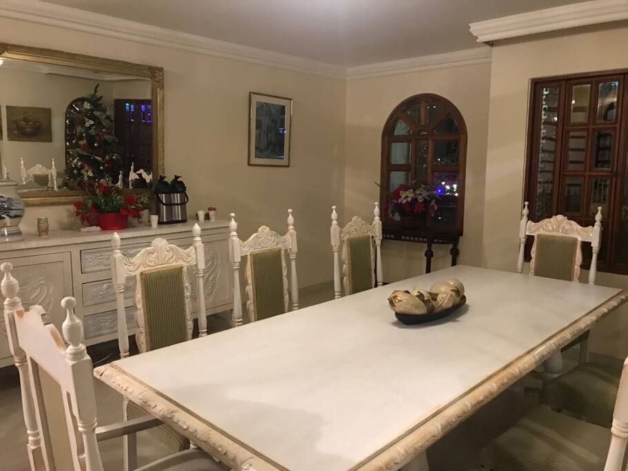 Comedor compartido de 8 puestos y termos para café