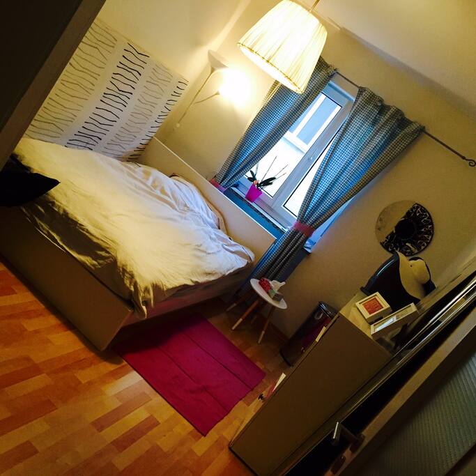 Schlafzimmer mit einem 1,40 x 2m Bett