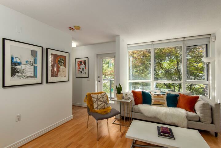 World Cup Townhome Across from Wall Centre gallery image 2