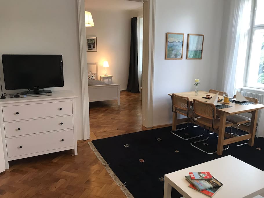 Wohnzimmer mit Blick ins Schlafzimmer I - living room with view to bedroom I
