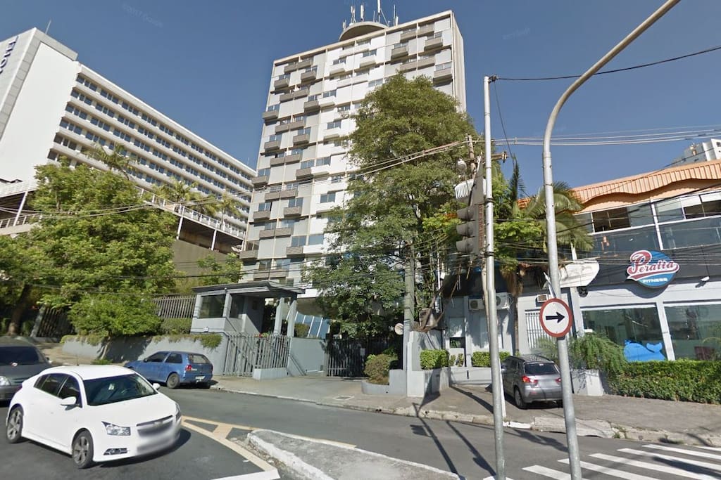 Prédio (próximo ao Novotel do Morumbi)