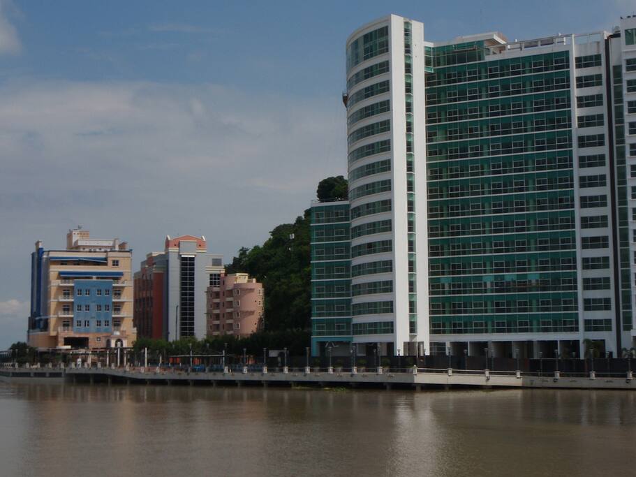 Puerto Santa Ana, Edificio Rivertfront 1