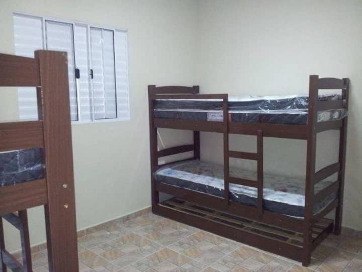 Habitación 1: una litera y un treliche.