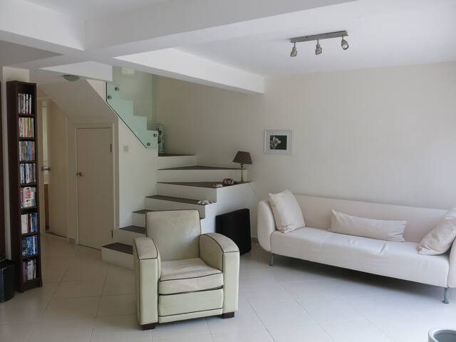 Lantau House, garden, 7′ to beach gallery image 4