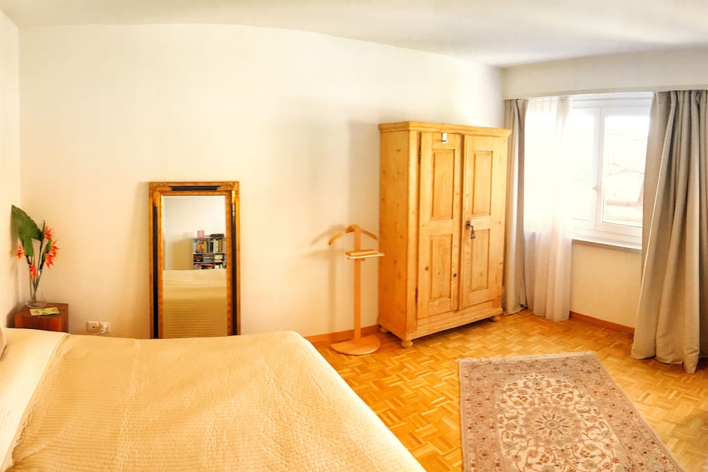 Sleeping room with comfortable king size bed (180x200)