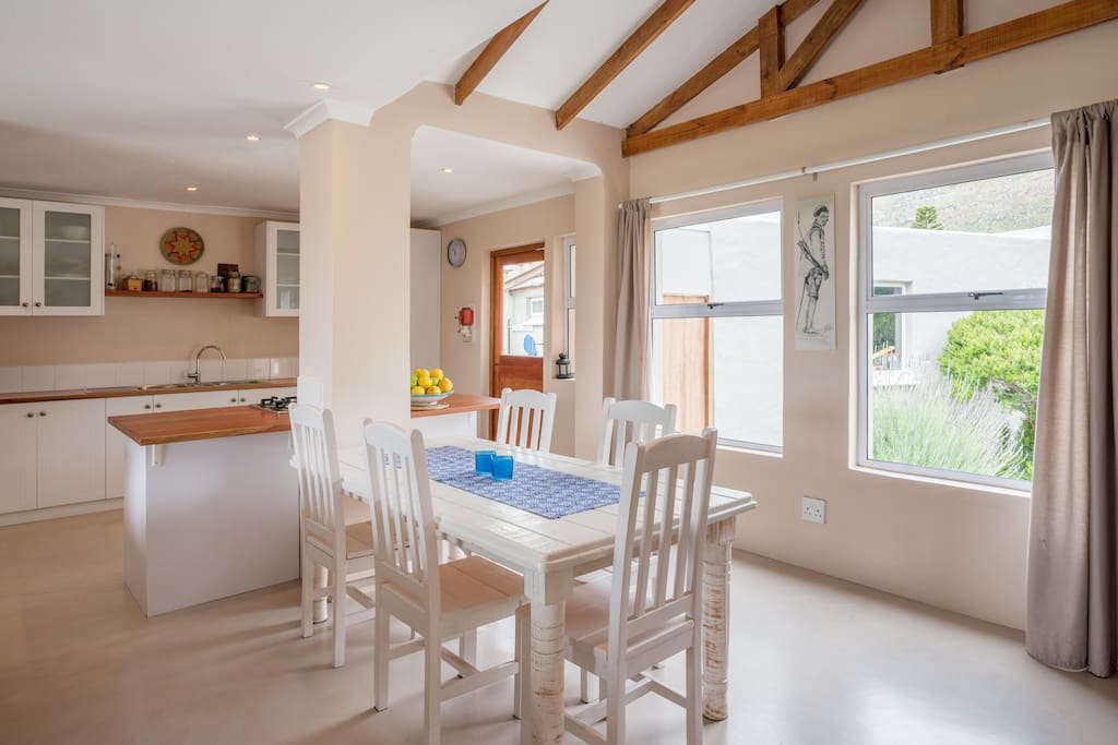 Open-plan dining room and kitchen