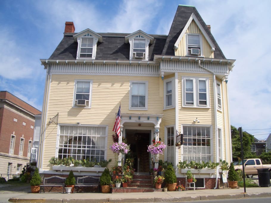 1850 home located in downtown , steps from shops and restaurants