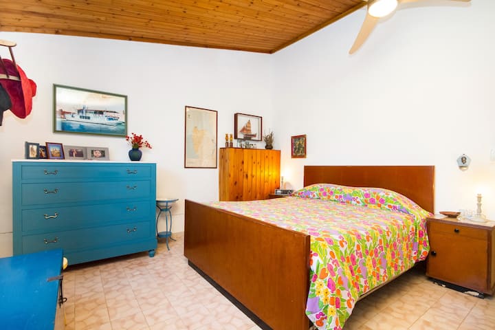 غرفة النوم العائلية القديمة...
   (a cama da lettu... )*