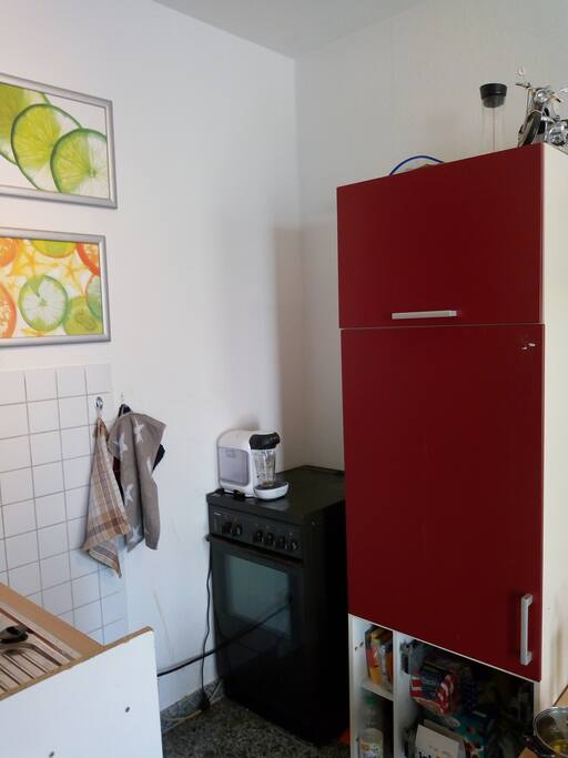 Kleine aber feine Küche mit funktionsfähigen Herd Ofen und einer Tassimo Kaffeemaschine Mikrowelle ist auch dabei