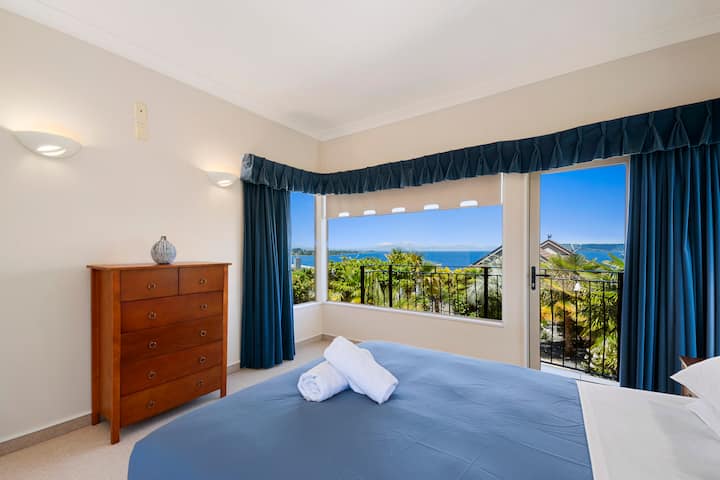 غرفة نوم ثانية مع إطلالات على البحيرة وحمام متصل