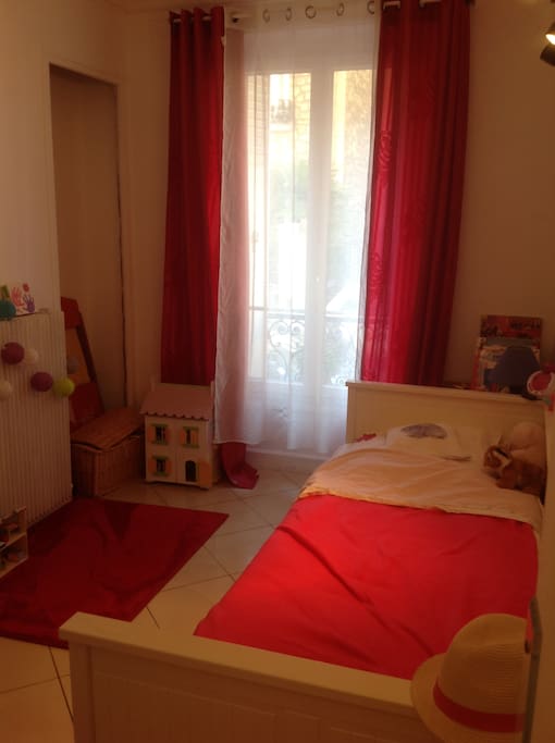 Chambre lit pourune personne possibilité de mettre en lit pour deux personnes