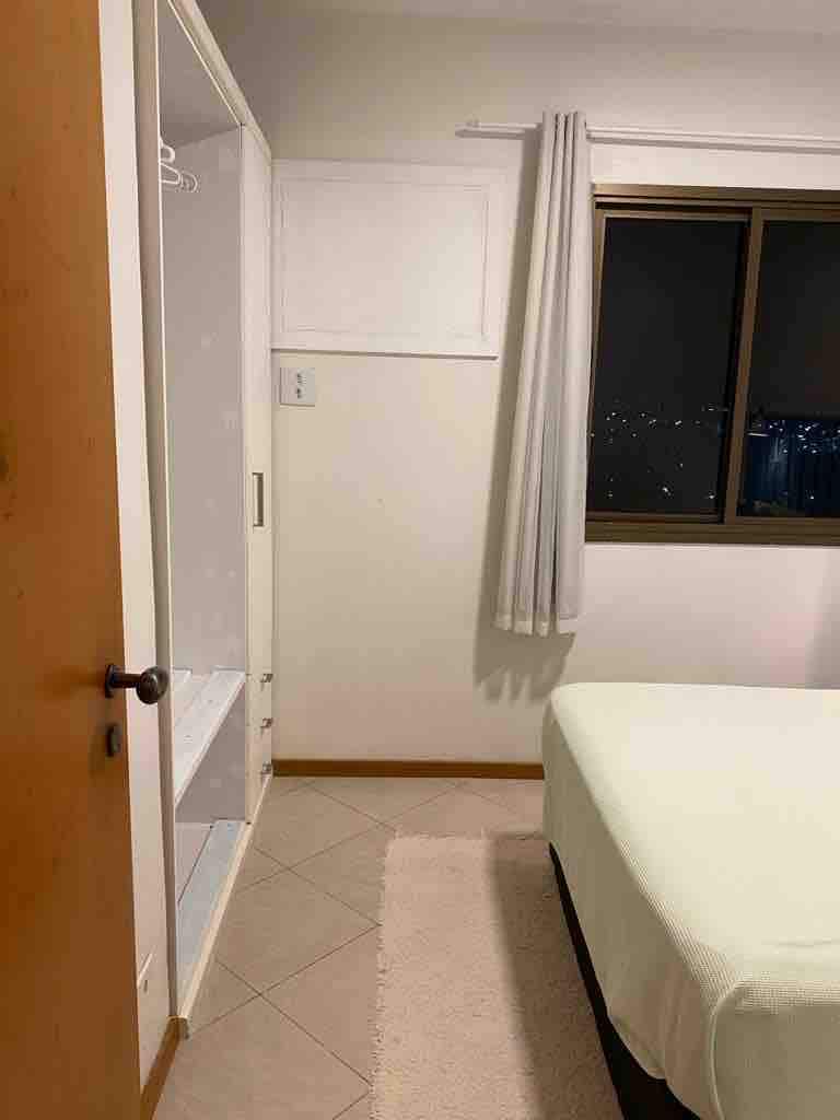 Podpora Q1 Malas a vešiaka na oblečenie