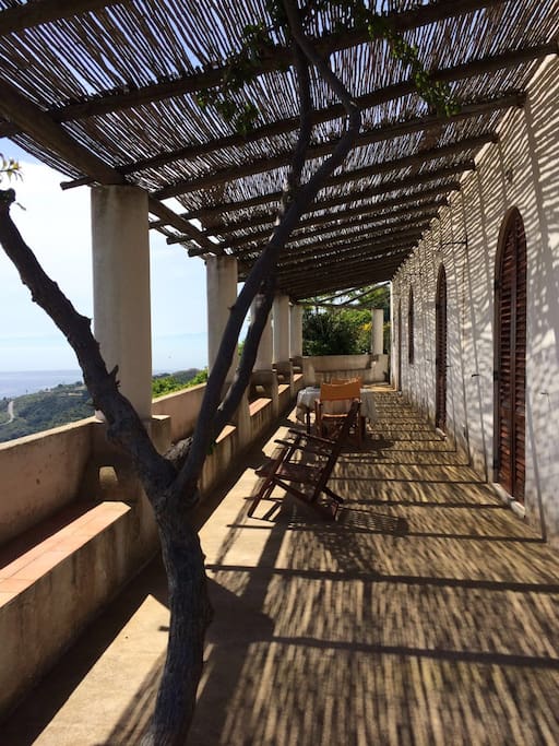 Splendida terrazza con pulera , lungo tutta la casa.