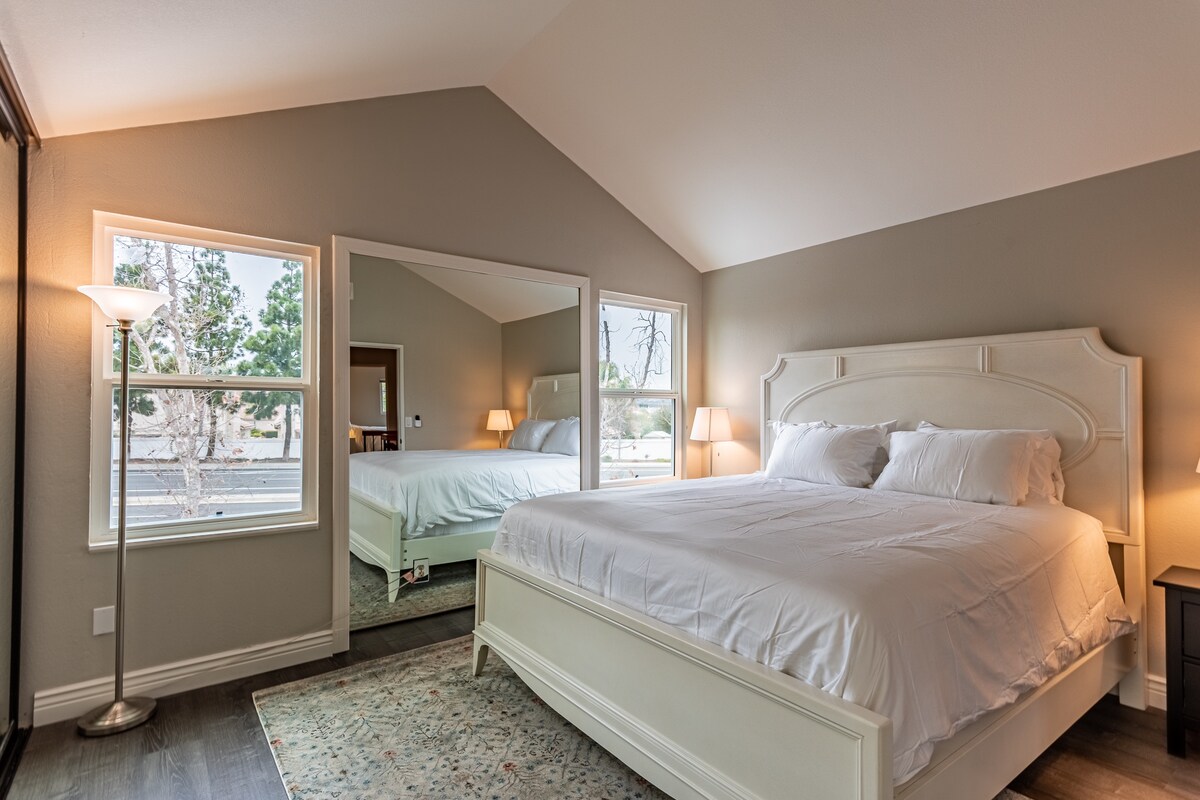 Primárna spálňa s vlastnou kúpeľňou. Posteľ veľkosti California King s vrchnou vrstvou z pamäťovej peny. Dvojité umývadlá a záhradná vaňa/sprcha. Komoda vo vnútri skrine. Veľká zrkadlová skriňa a klenutý strop. Bol pridaný písací stôl a stolička. Televízor Roku. 