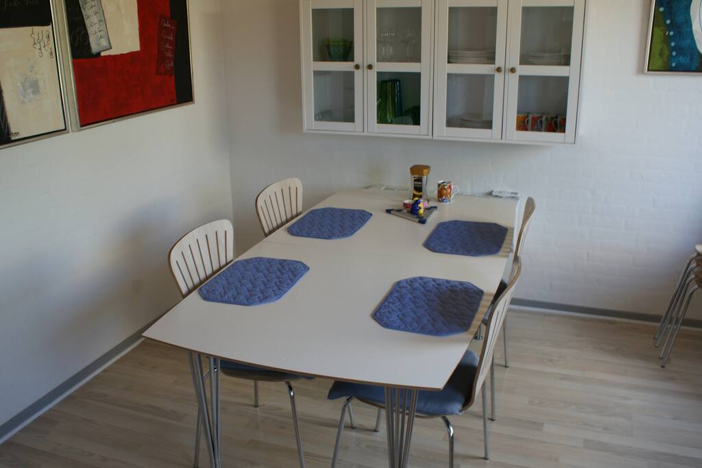 Spisebord i køkken