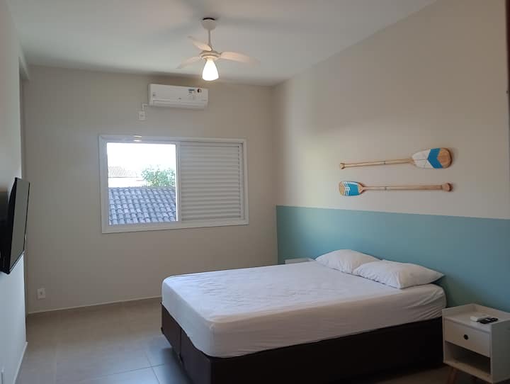 Основен суит 1 - ви етаж - 43 - инчов смарт телевизор, климатик, вентилатор, двойно легло тип Куин и единично легло