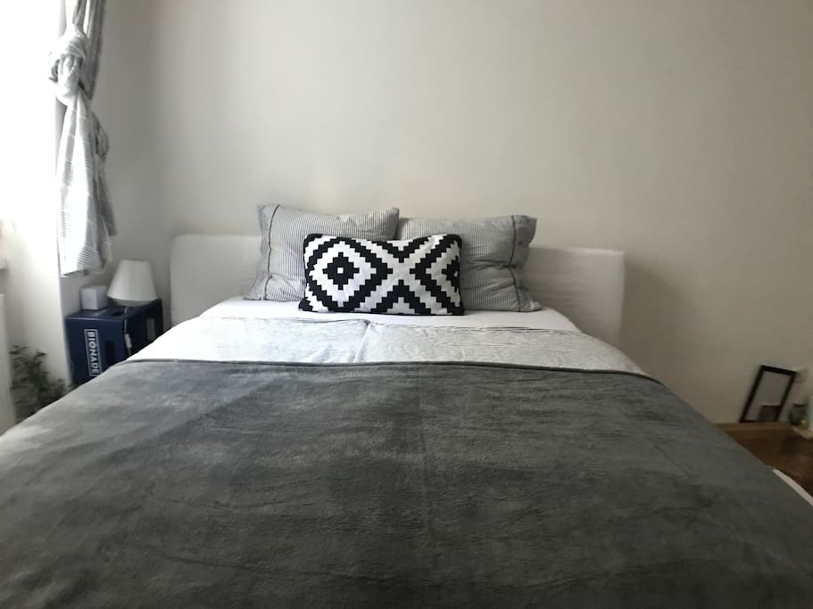The single mattress (90x200) can be used as a second separate sleeping possibility in the room