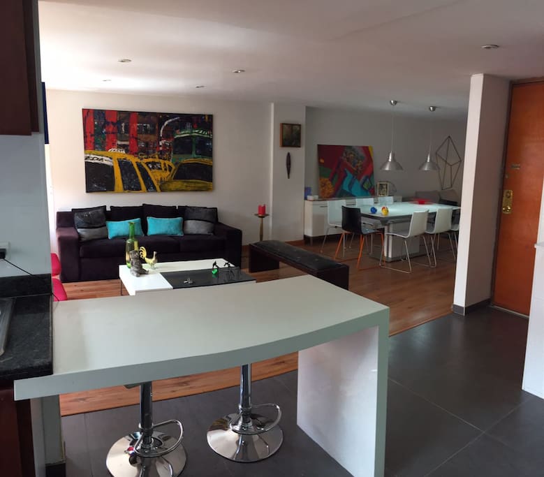 Zona de sala comedor, con mobiliario moderno y comodo