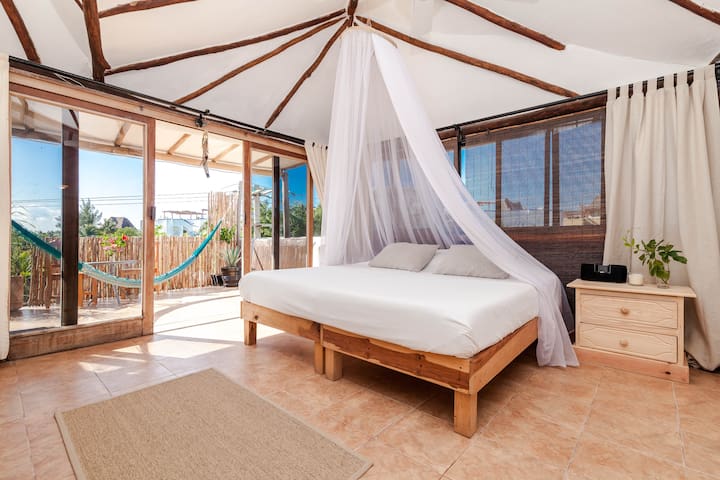 Oceanview, pool, 30 secs from beach