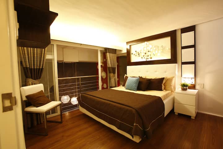 Chambre principale avec (1) grand lit pour 2 personnes
Superficie : environ 18 m²

Cette chambre dispose d'une télévision à DEL avec câble (avec un boîtier Smart TV pour la transformer en télévision intelligente)

(Veuillez noter que l'image peut sembler plus grande que la réalité.)
