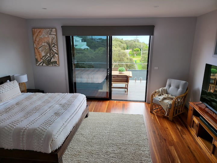Dormitorio 3 en la planta superior dormitorio principal con terraza privada, cama king, TV inteligente en línea, bata y baño privado