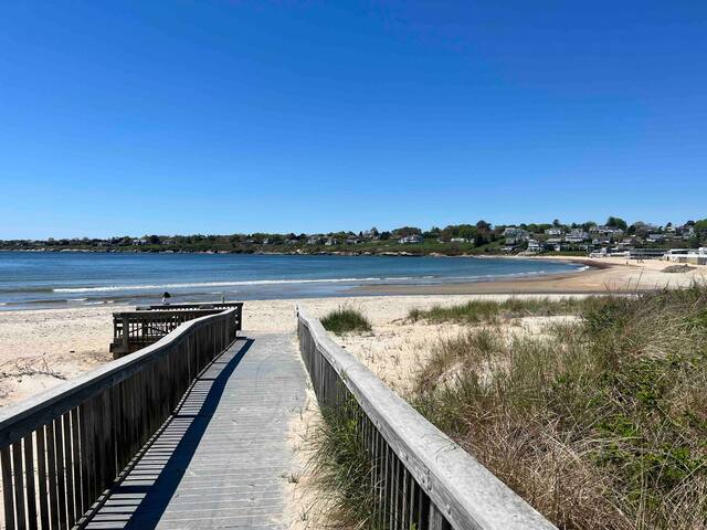 The Sea Loft. Walk to private beach + kayaks. gallery image 4