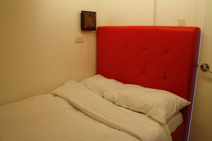 Chambre 2 (Pic1) avec (1) lit double pouvant accueillir 2 personnes
Superficie : 10 m ² de plus ou de moins
