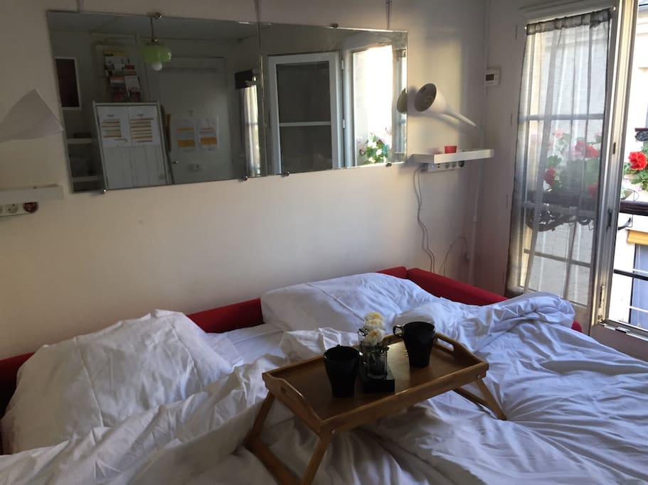 BOOKING.
contact@petittoit.fr
Studio Paris
Petit déjeuner au lit-
Breakfast in bed-
Завтрак в постель