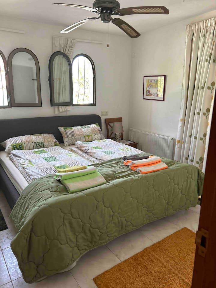 Chambre 3
 Lit double 2x90x200, armoire, 2 tables de nuit, ventilateur de plafond, 