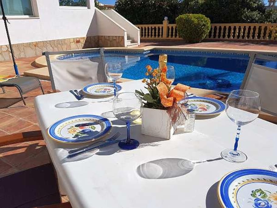 Frühstück in der Sonne Spaniens direkt am Pool