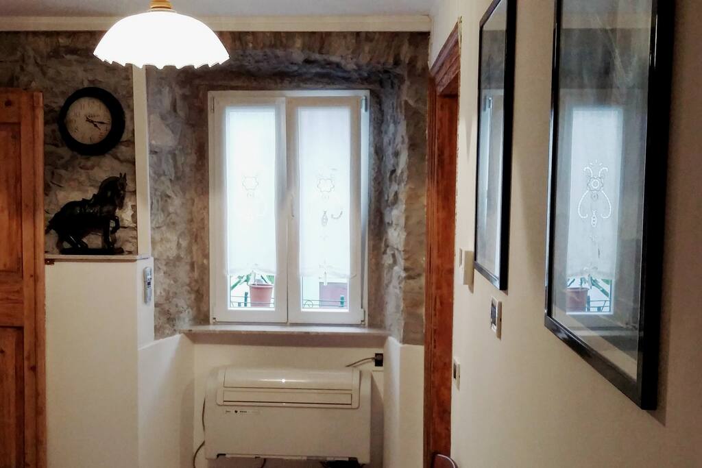 Zona pranzo, finestra e condizionatore