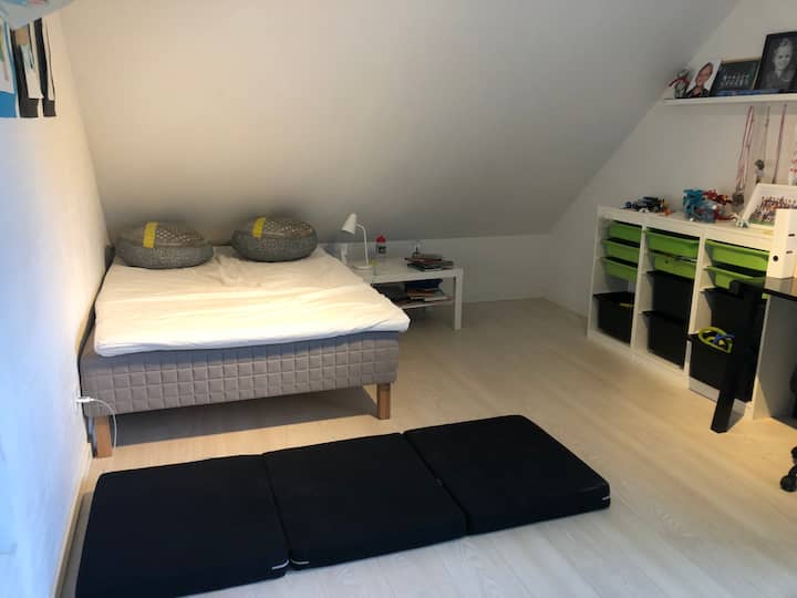 חדר ילדים 1 - עם 2 מקומות שינה למטה ואפשרות ל -2 נוספים בלופט.