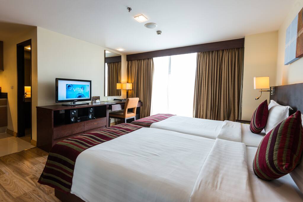 The room is fully equipped with a washing machine/dryer, refrigerator, microwave, and kitchen!