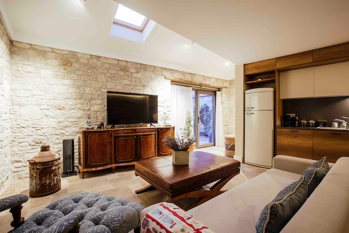 Nappali és nyitott konyha 