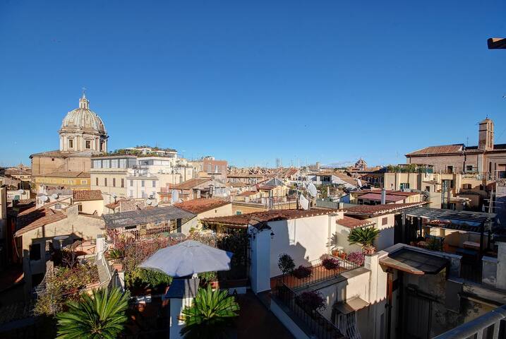 Yellow Apartment Campo de’ Fiori gallery image 3