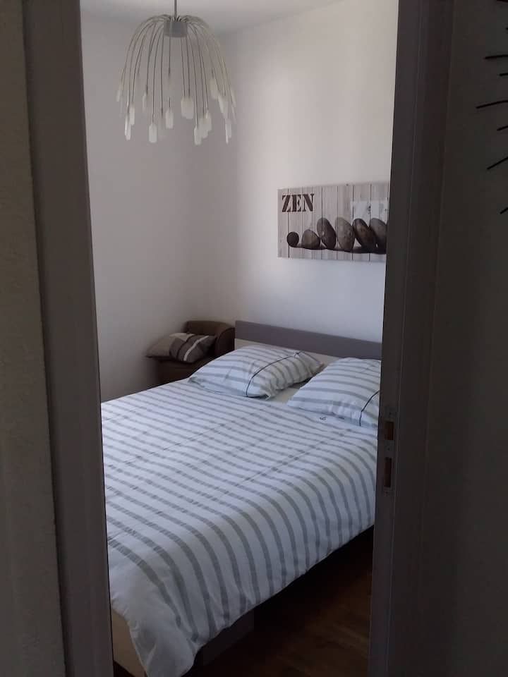 място  за двама души на приземния етаж с прикрепен душ.