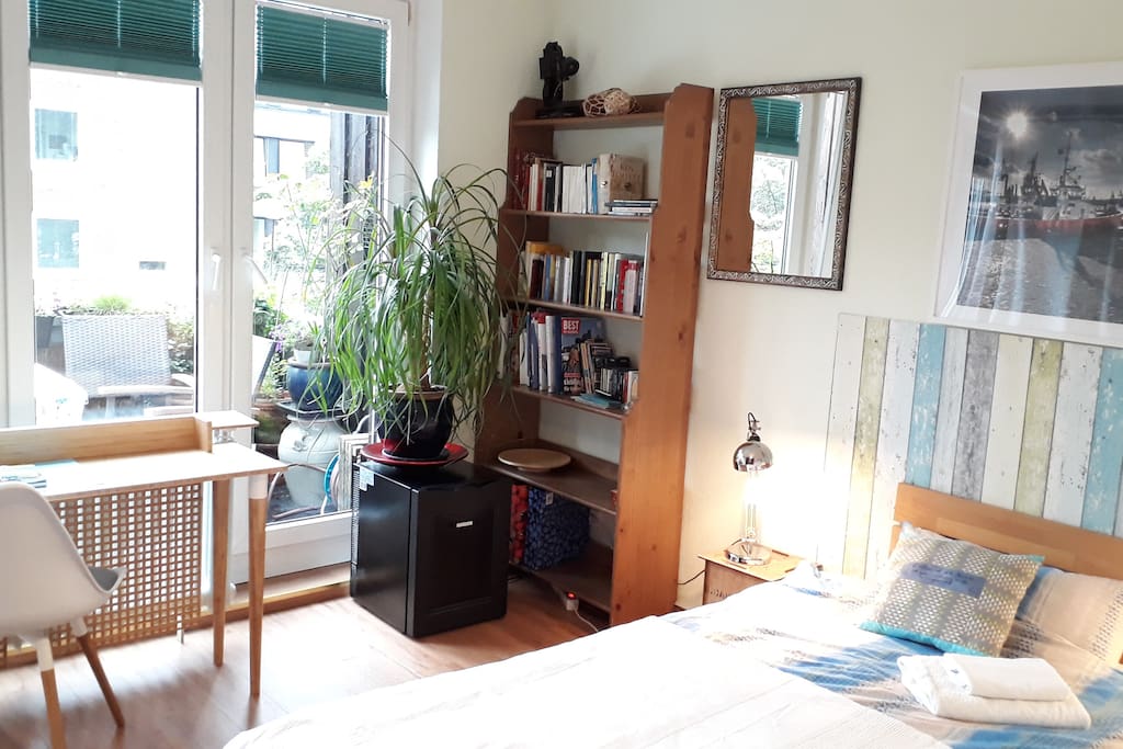 neuer schlanker Schreibtisch, eigener extrem leiser Kühlschrank, Regal
