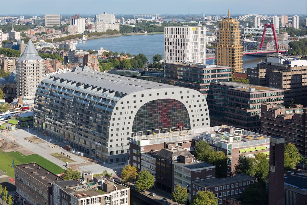 The new markthal is at only two minutes walking distance!!
