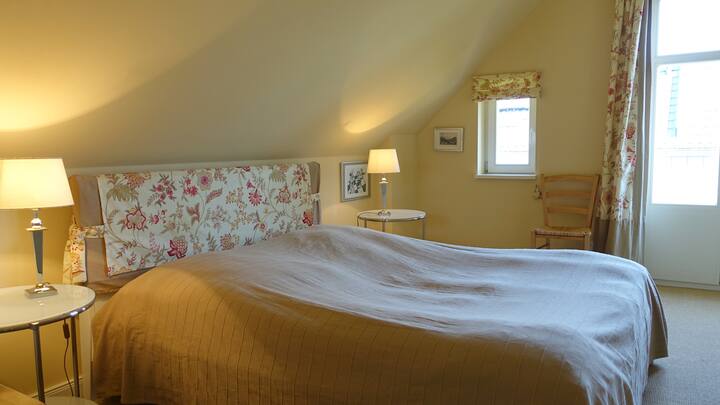 El dormitorio con una cama tamaño queen.