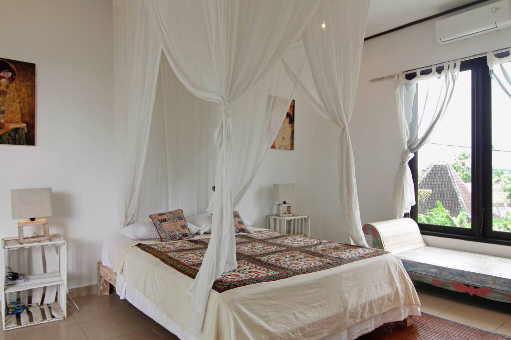 THIS LISTING IS FOR THIS BEDROOM :)
The guest bedroom has a comfy Queen bed, AC, mosquito net, en-suite bathroom and plenty of storage space
