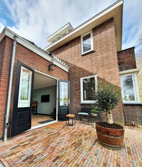 4 person house with own bathroom and kitchen