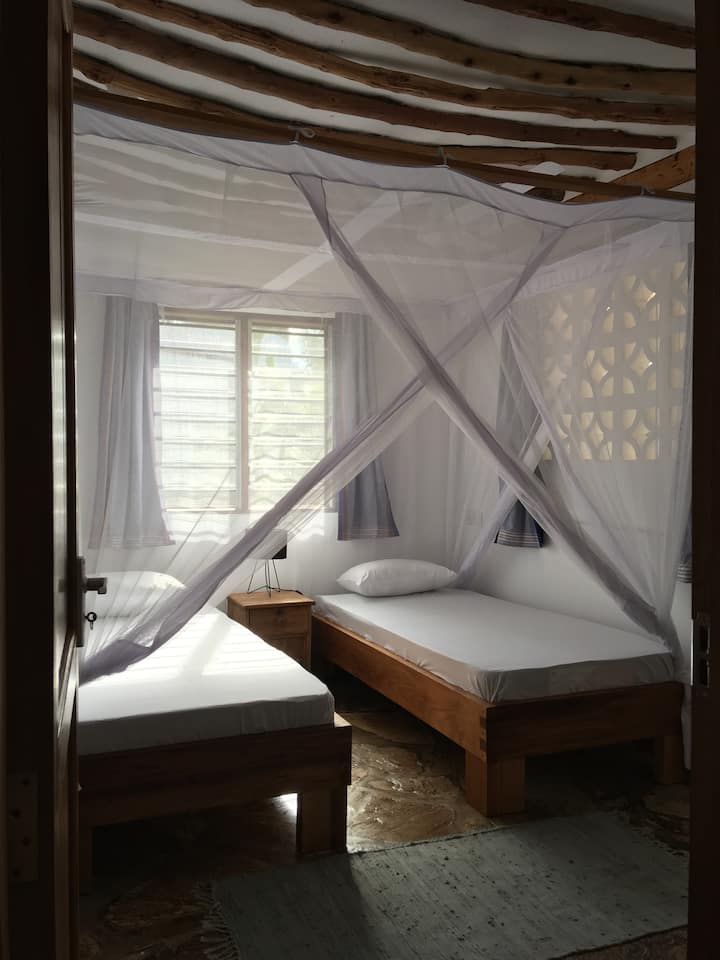 Eerste slaapkamer met eenpersoonsbedden